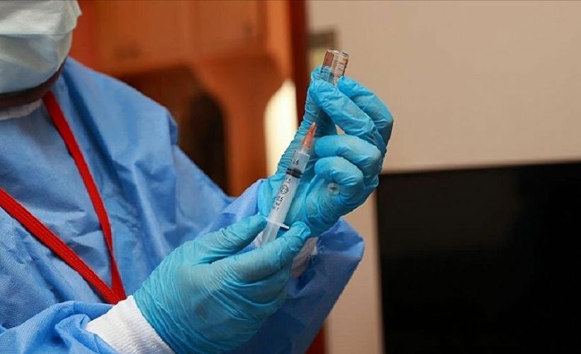 Bakan Koca, 85 yaş ve üstündekilerin evlerinde Kovid-19 aşısı olduğu anları paylaştı