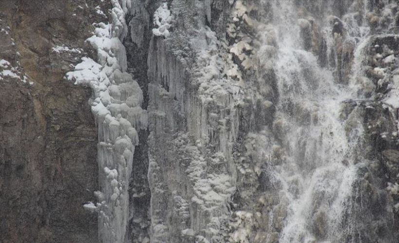 Susuz Şelalesi tamamen dondu
