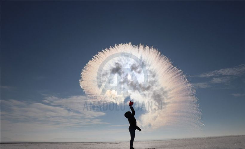 Havaya serpilen kaynar su dondu