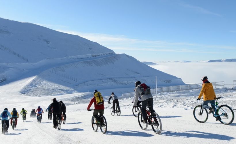 Karda Bisiklet Sürmek Ayrı Bir Keyif