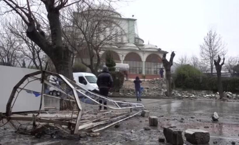 Şiddetli rüzgar nedeniyle caminin minaresi yıkıldı