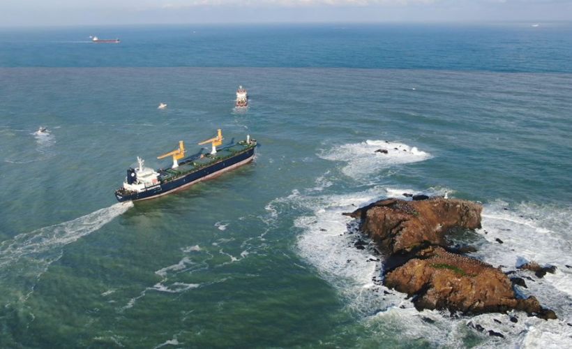 Riva'da sürüklenen kargo gemisi kurtarıldı