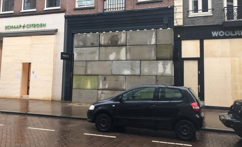 Amsterdam'da mağazalar yağmalamaya karşı tahta plaka ve beton bloklarla önlem alıyor