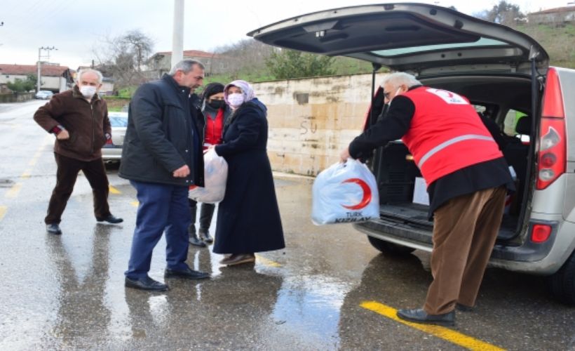Yardıma muhtaç ilk ve ortaokul öğrencilerine kışlık mont dağıtıldı