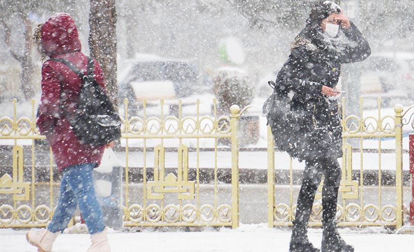 Erzurum'da yoğun kar yağışı ulaşımı etkiliyor