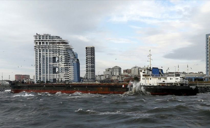 Zeytinburnu Sahili'nde kargo gemisi karaya oturdu