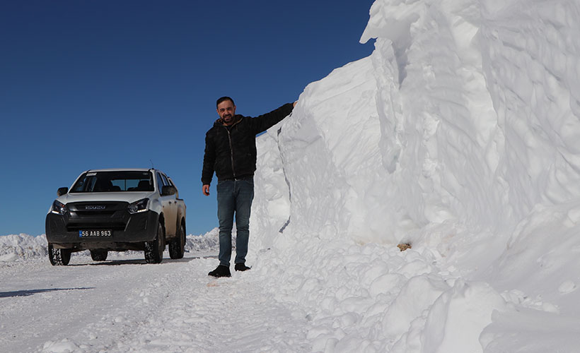 Siirt'in ilçelerinde kar kalınlığı 2 metreyi buldu