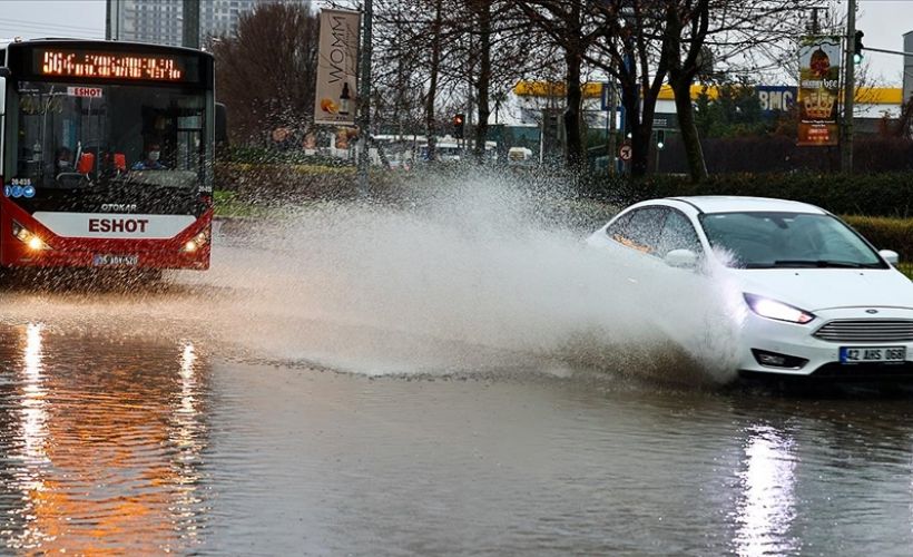 İzmir'de sağanak ve dolu etkili oldu