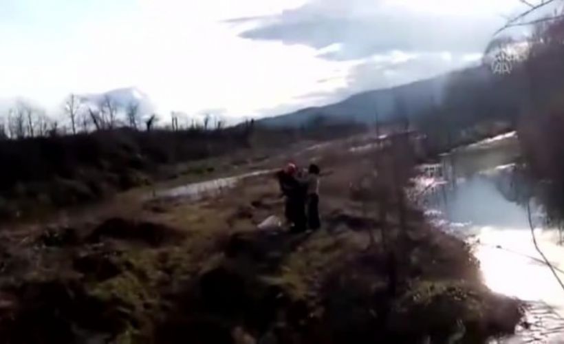 İtfaiye eri, mahsur kaldığı yerden kurtarılan buzağıyı sırtında taşıdı