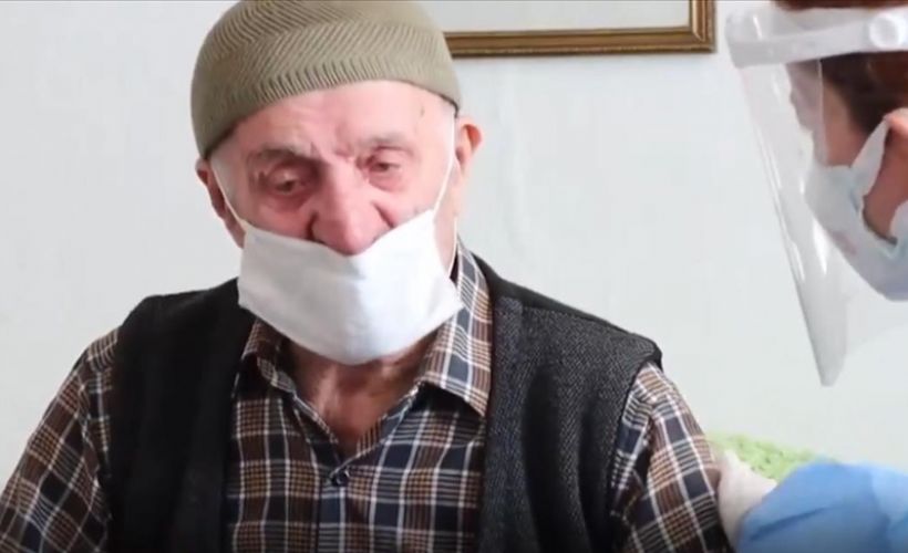 Filyasyon ekiplerinin dağ köyünde ulaşıp aşı yaptığı Selim dede gözyaşlarını tutamadı