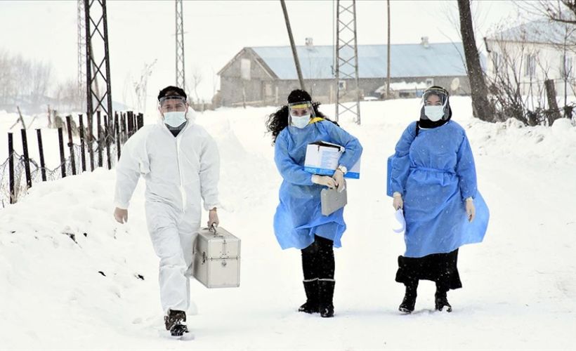 Sağlık ekipleri karlı yolları yayan aşarak aşı yapıyor
