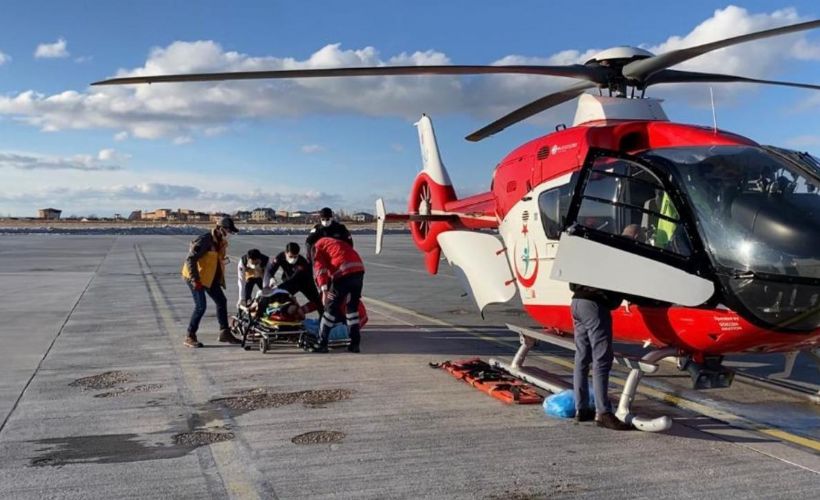 Van'da kar nedeniyle yolu kapalı mezradaki hastaya ambulans helikopterle ulaşıldı