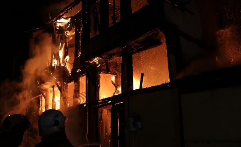 Bursa'da iki katlı tarihi ev yanarak kullanılamaz hale geldi