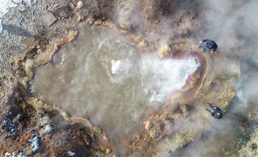 Karlı dağ başında 'termal jakuzi'