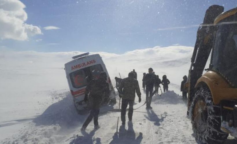 1 aylık bebeğin pansumanı için 6 saat karla mücadele ettiler