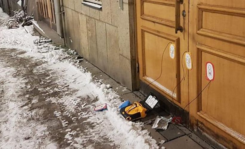 Stockholm Camisi'nin kapısında bomba düzeneğine benzeyen kutu bulundu