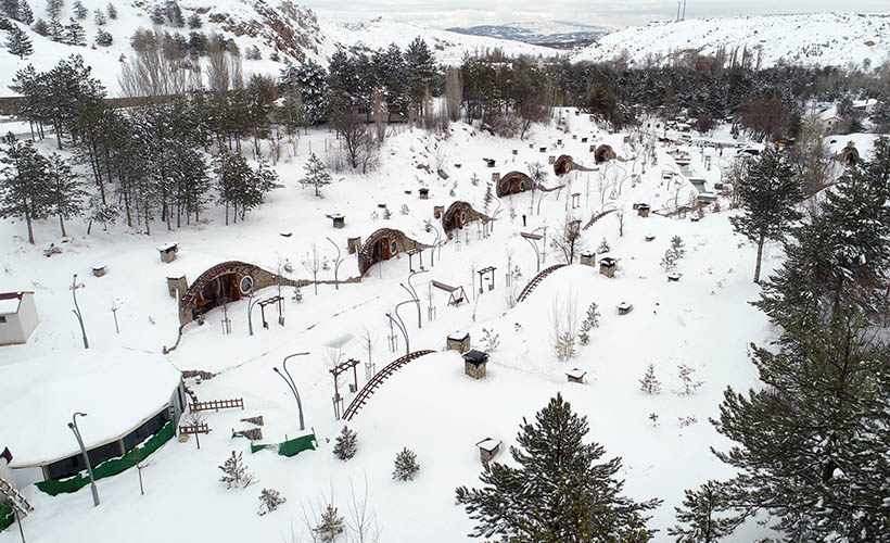 Sivas'ta kar altındaki 'Hobbit Evleri' ilgi görüyor