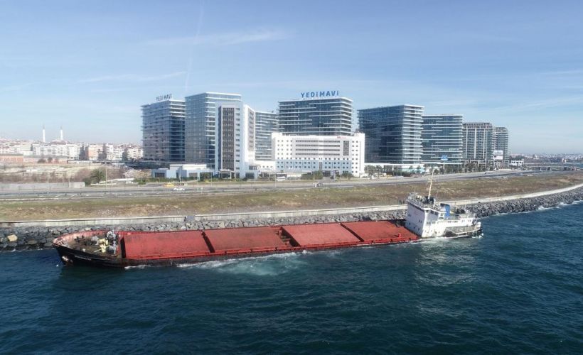Zeytinburnu Sahili'nde karaya oturan gemide inceleme