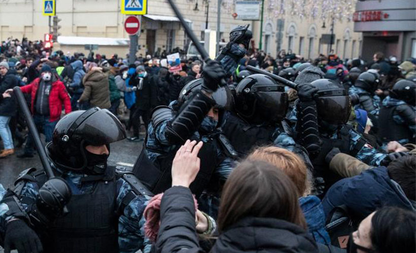 Rusya'da binlerce muhalif meydanlarda