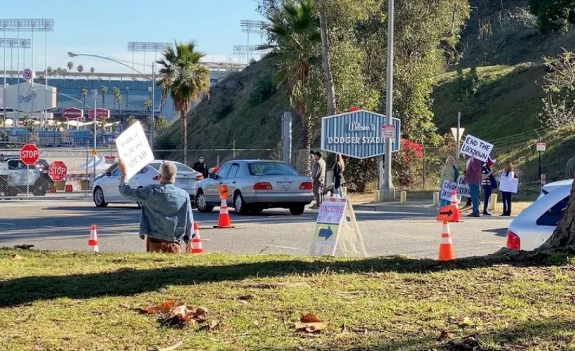 ABD'de aşı karşıtları, aşılama merkezi önünde eylem yaptı