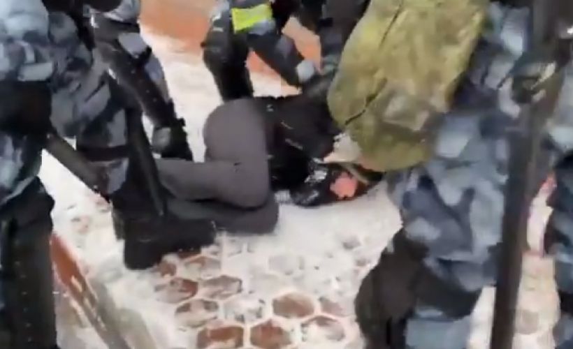 Rusya’da polis yakaladığı bir protestocuya elektrik verdi