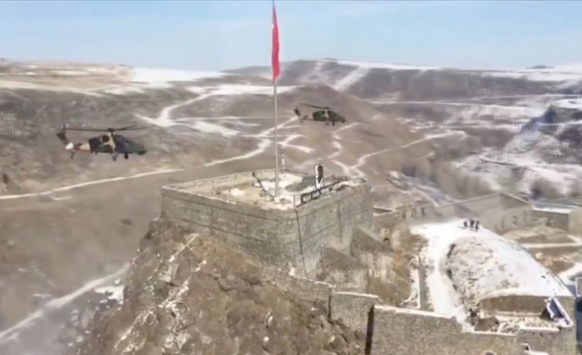 MSB, Kars Kalesi'ndeki Türk bayrağını selamlayan ATAK helikopterlerinin görüntüsünü paylaştı