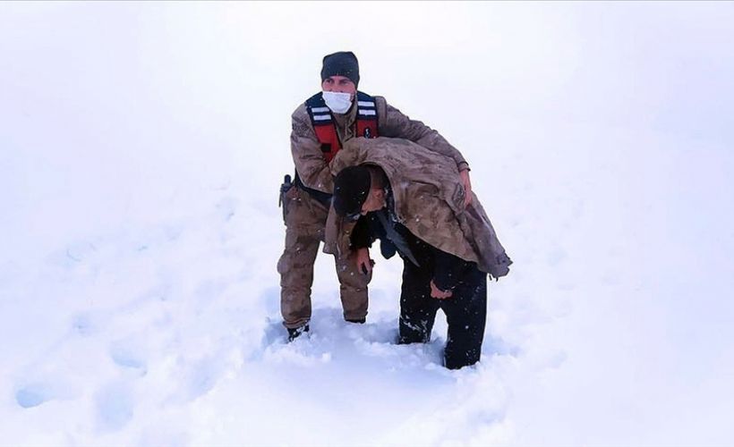 Kar ve tipide donma tehlikesi geçiren kişinin yardımına Mehmetçik yetişti