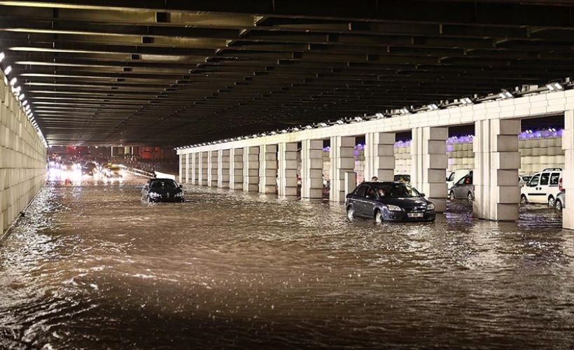 İzmir'de sağanak sel ve su baskınlarına neden oldu