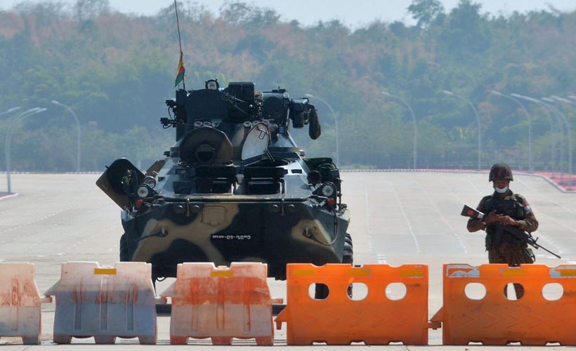 Darbeci Myanmar ordusu, uçuşları askıya aldı