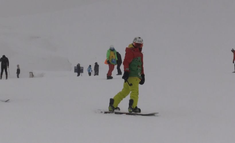 Hakkari’nin karlı dağları birçok ilden gelen kayakseverlerle renklendi
