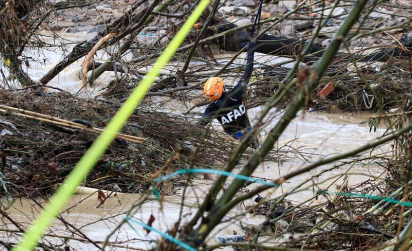 İzmir'de sel nedeniyle hayatını kaybedenlerin sayısı 2'ye yükseldi