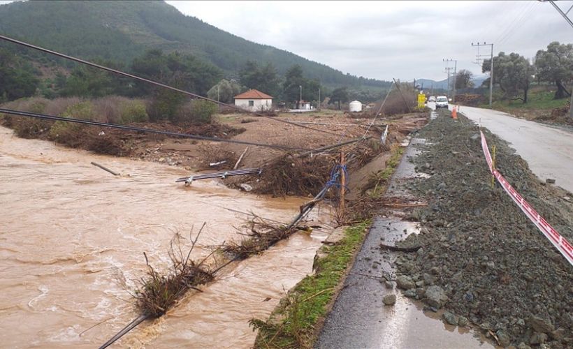 İzmir'deki sağanak nedeniyle bazı araçlar toprak altında kaldı