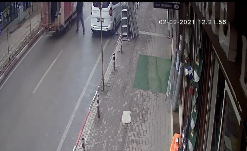 Seyir halindeki kamyonetin açılan kapısının çarpması sonucu yaralandı