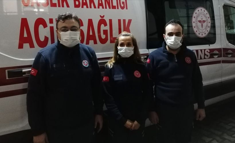 İzmir'de sağlık çalışanı beline kadar gelen suyu aşıp hastasına müdahale etti