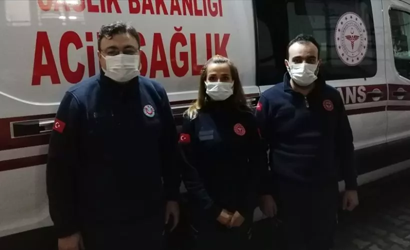 Sağlık çalışanı beline kadar gelen suyu aşıp hastasına müdahale etti