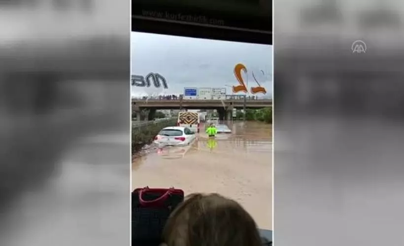 Sel suları nedeniyle yollarda kalan araçlara yardım eden polislerin çabası takdir topladı