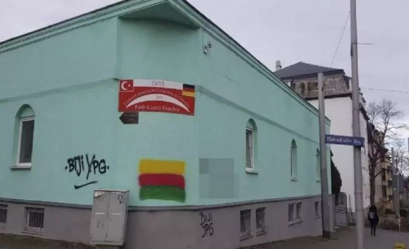 Almanya'da camiye 'YPG/PKK' yazılı saldırı!