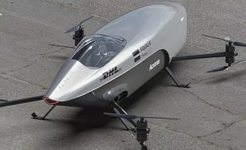 Dünyanın ilk uçan elektrikli yarış otomobili görücüye çıktı