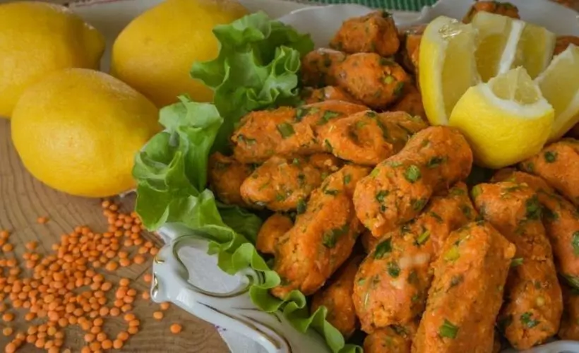 Mercimek köftesi nasıl yapılır? Kırmızı mercimekli köfteye hangi baharatlar katılır?