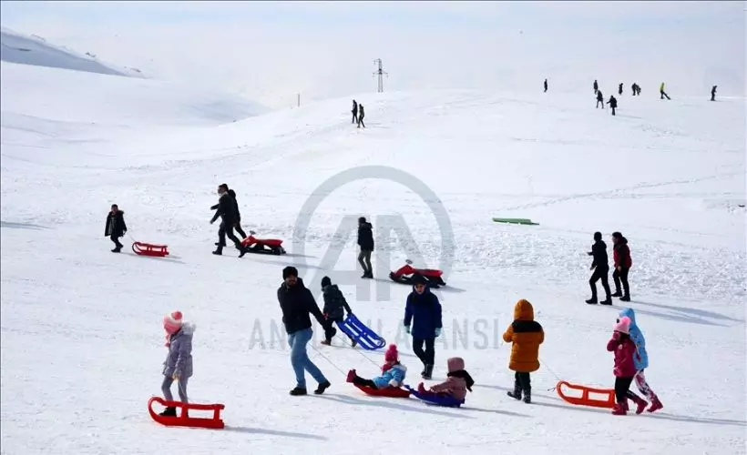 Bitlisliler yarıyıl tatilini kayak merkezinde değerlendiriyor