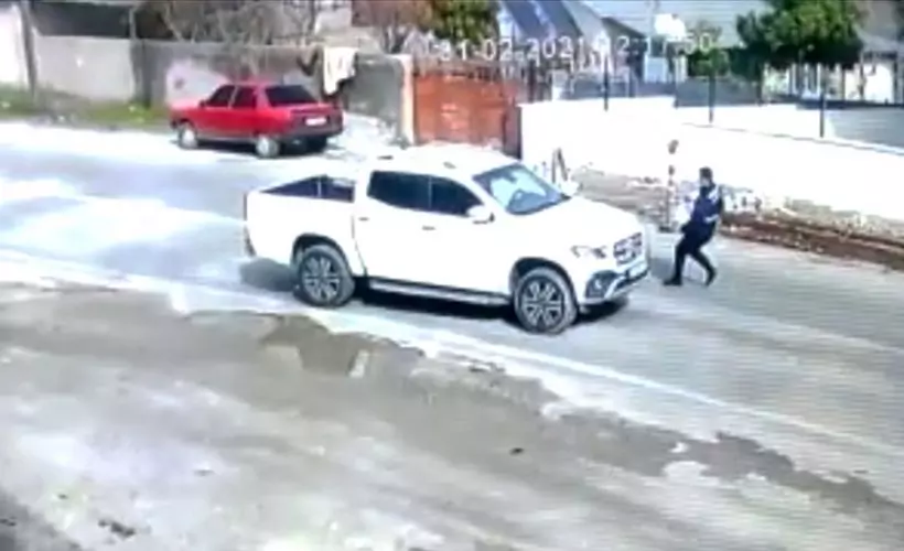 Adana'da jandarma, hareket halindeki kamyonetin el frenini çekerek kazaya karışmasını engelledi