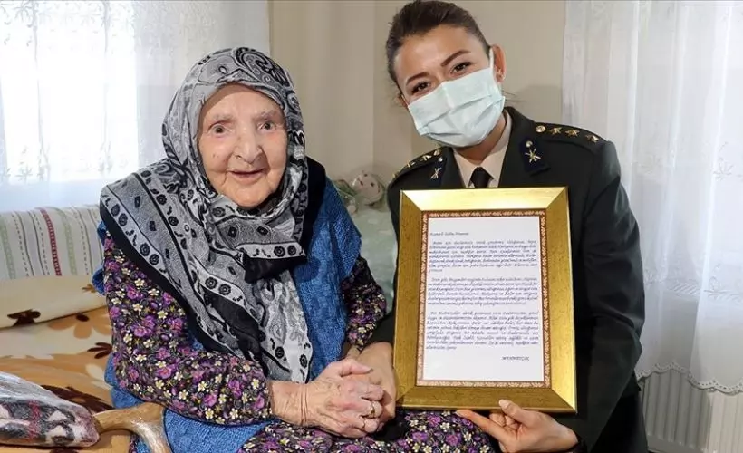 Mehmetçik için yün çorap ören Zeliha nineye Mehmetçik'ten el dokuması seccade