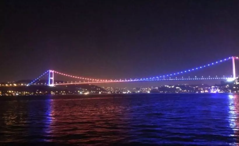 Fatih Sultan Mehmet Köprüsü mavi ve turuncu renge büründü