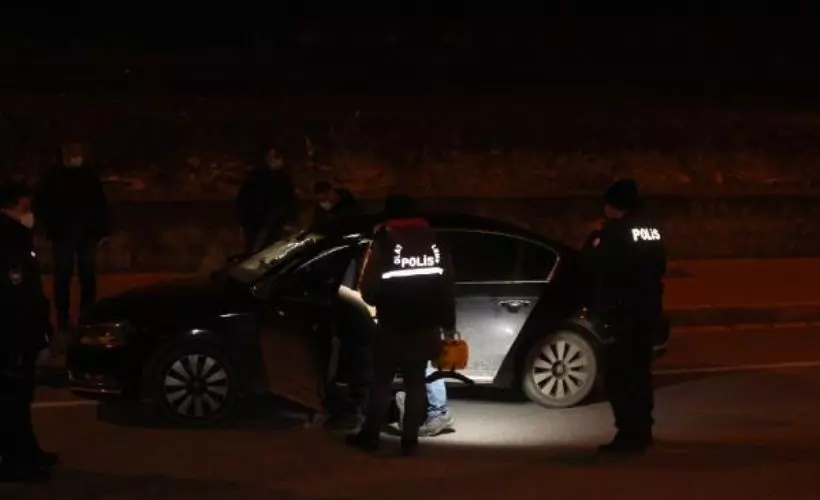 Polisin 'dur' ihtarına uymayan sürücü elindeki tabanca ile kazara kendini yaraladı