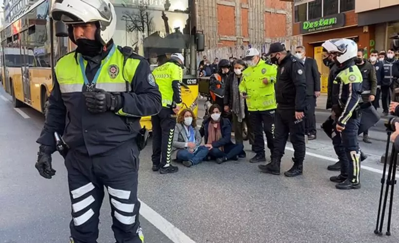 Kadıköy'de HDP milletvekilleri yol kapattı, trafik felç oldu