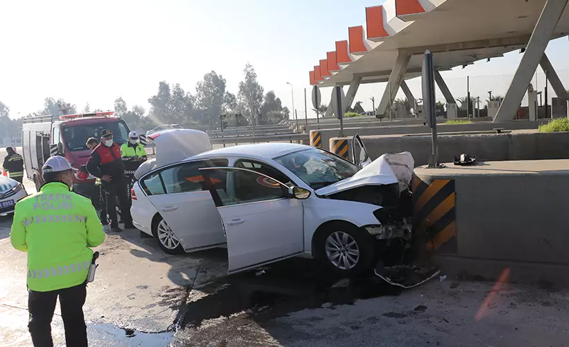 Aydın'da otomobil, otoyol gişesine çarptı: 2 ölü