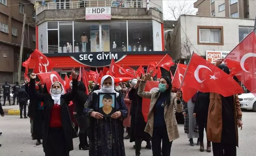 Terör mağduru ailelerden HDP İl Başkanlığı önünde eylem