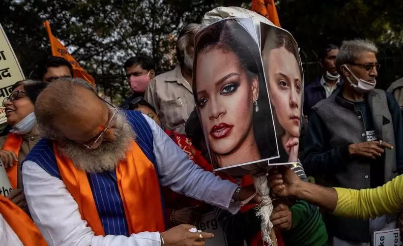 Hindistan'da çiftçileri destekleyen Rihanna ve Thunberg'in posterlerini yaktılar