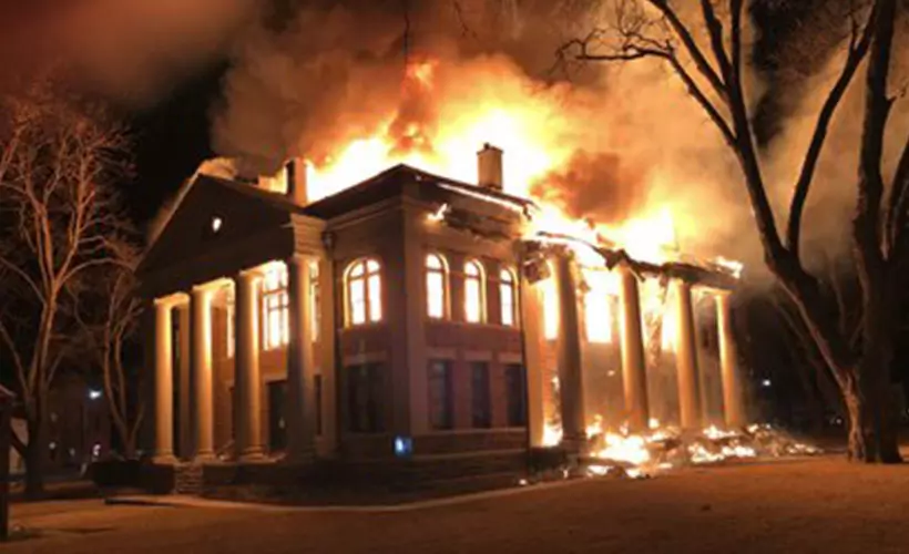 Şili'de protestocular, belediye binasını ateşe verdi