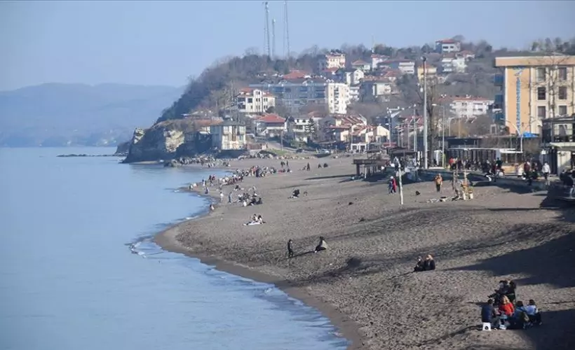 Sıcak havayı fırsat bilen bazı vatandaşlar denize girdi
